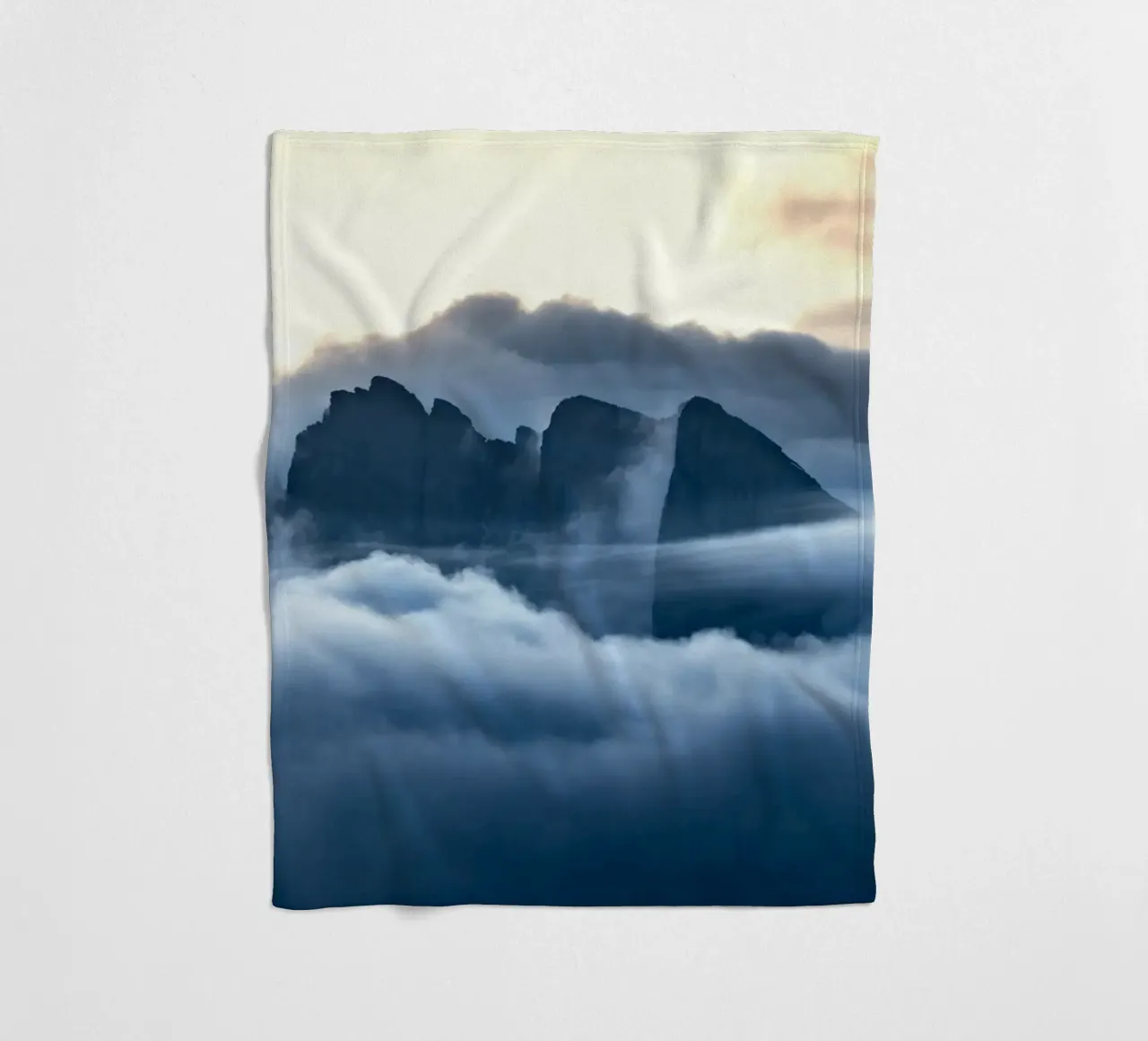 mountain clouds Fleecedecke von Earthly Visions