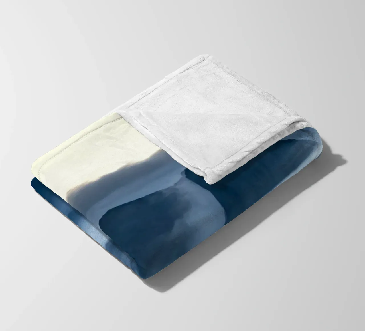 mountain clouds Fleecedecke von Earthly Visions