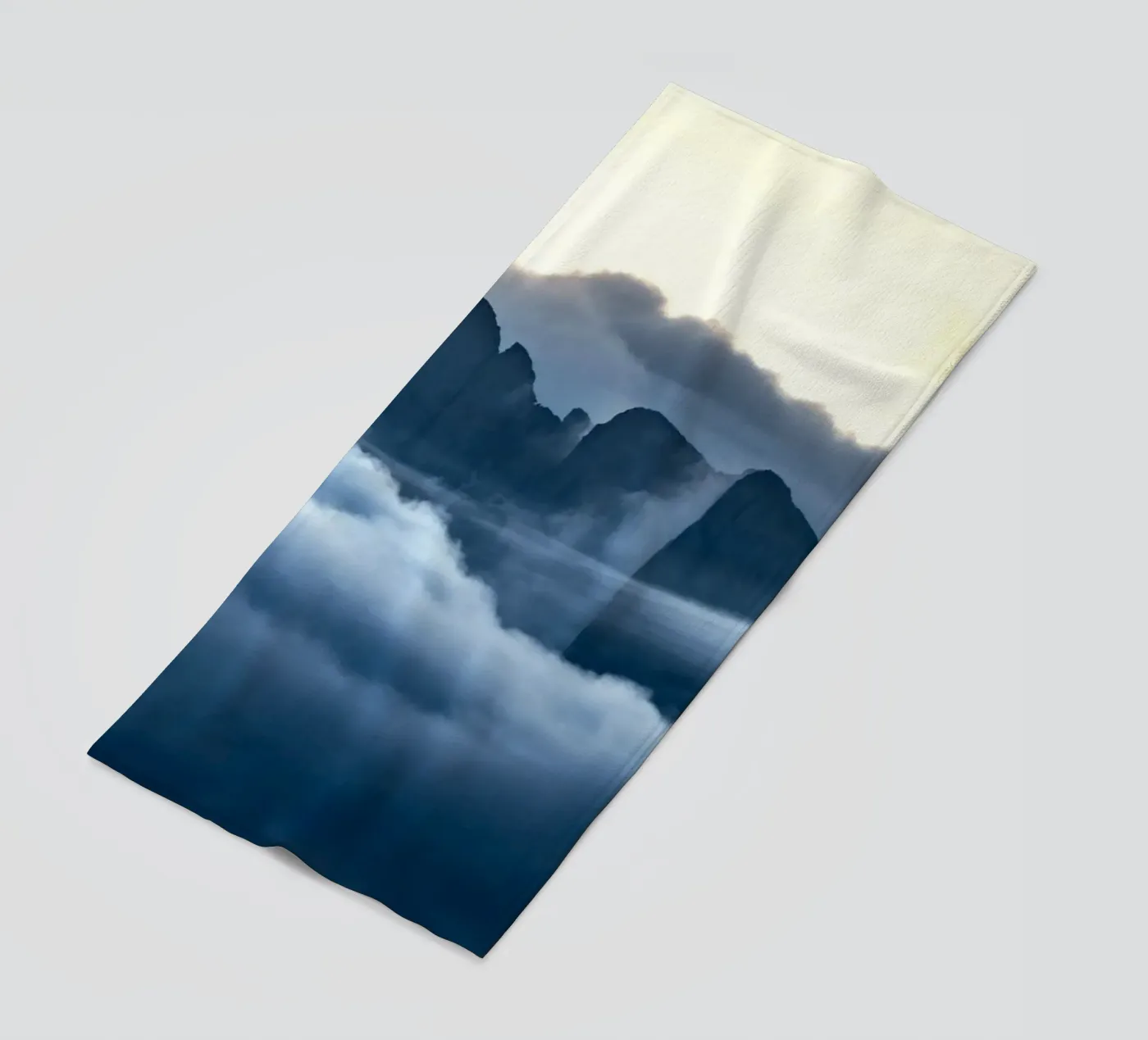 nuages de montagne serviette de plage de Earthly Visions