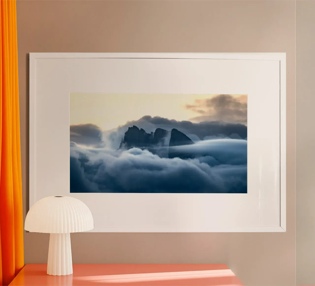nuvole di montagna poster con telaio in plastica da Earthly Visions