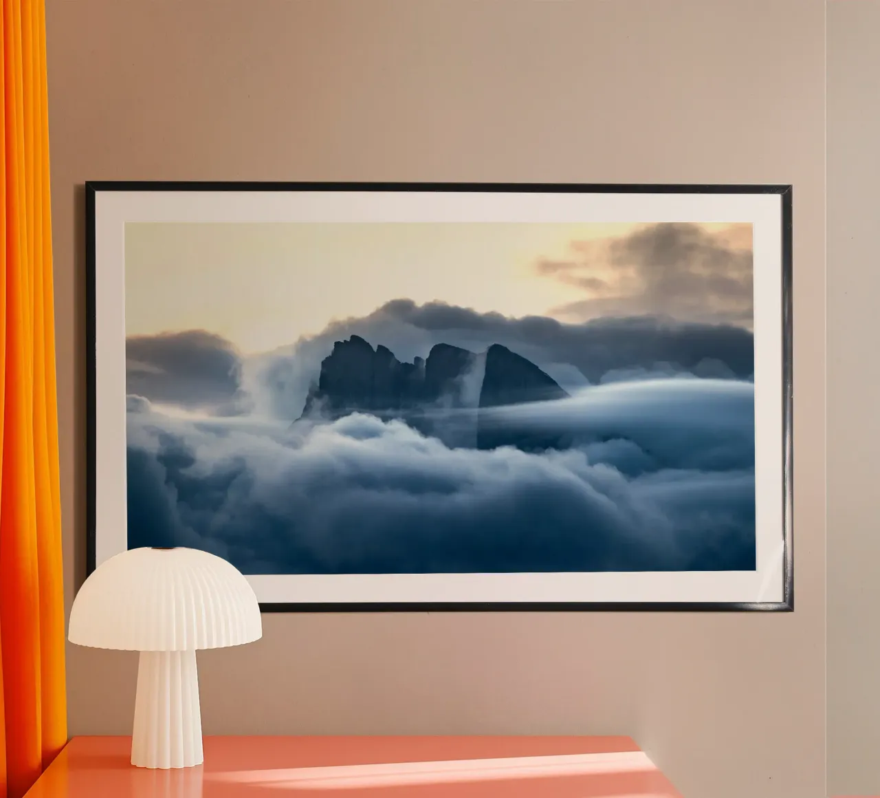 nuvole di montagna poster con telaio in plastica da Earthly Visions