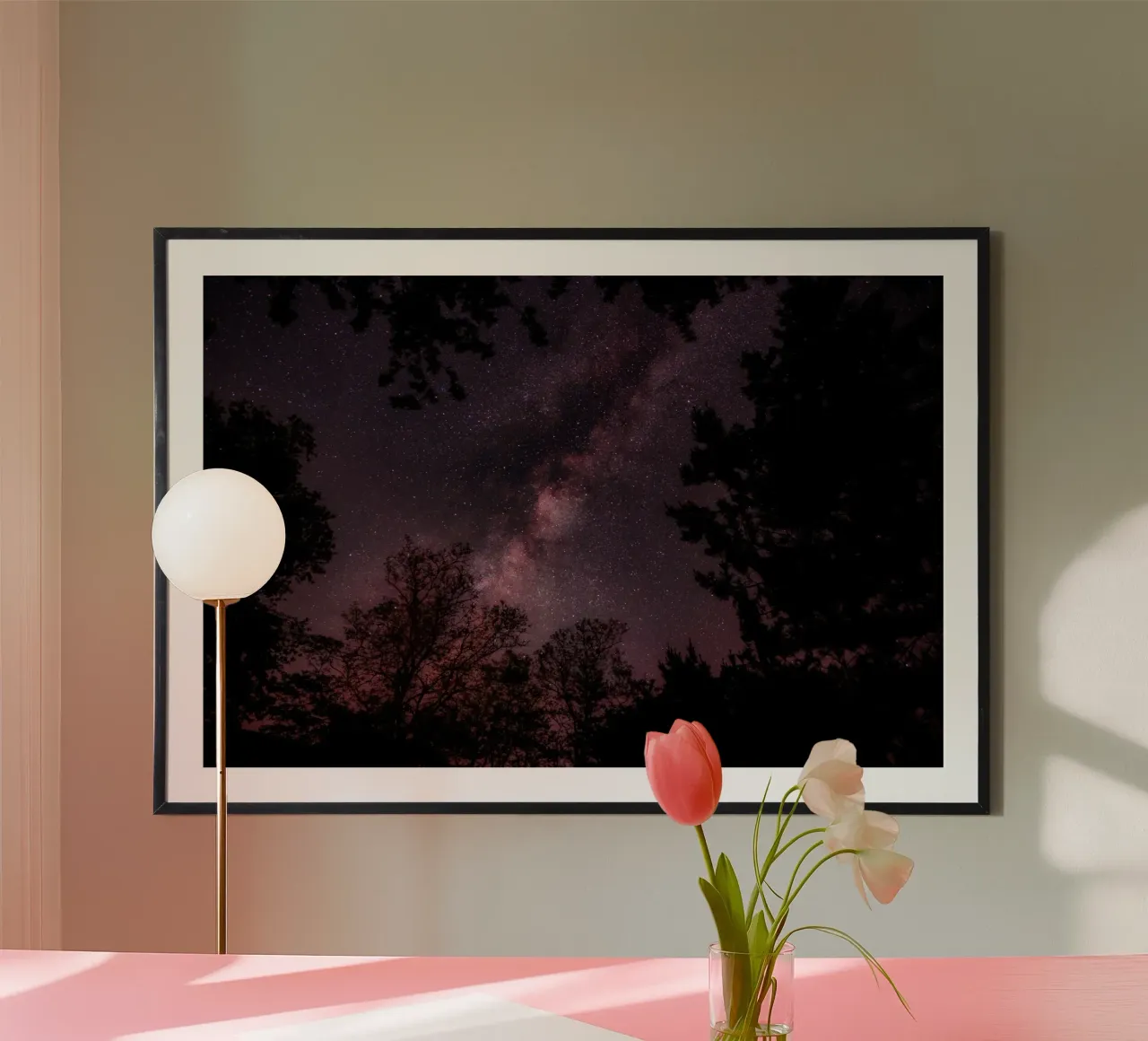 cielo notturno a via lattea poster con telaio in legno da Earthly Visions