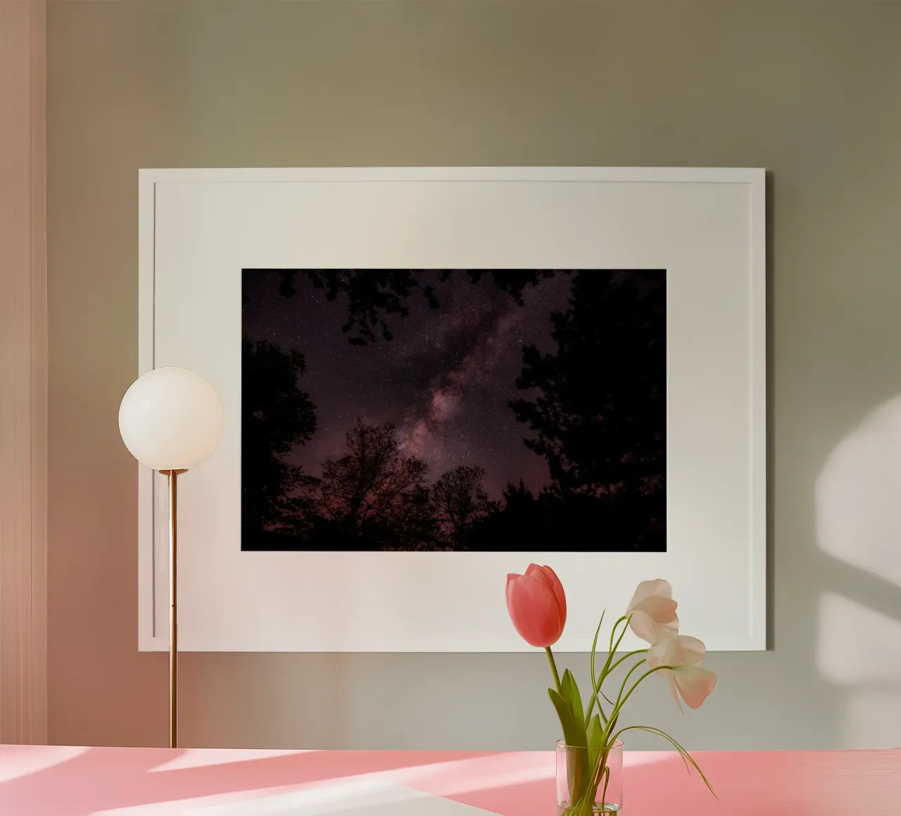 cielo notturno a via lattea poster con telaio in legno da Earthly Visions