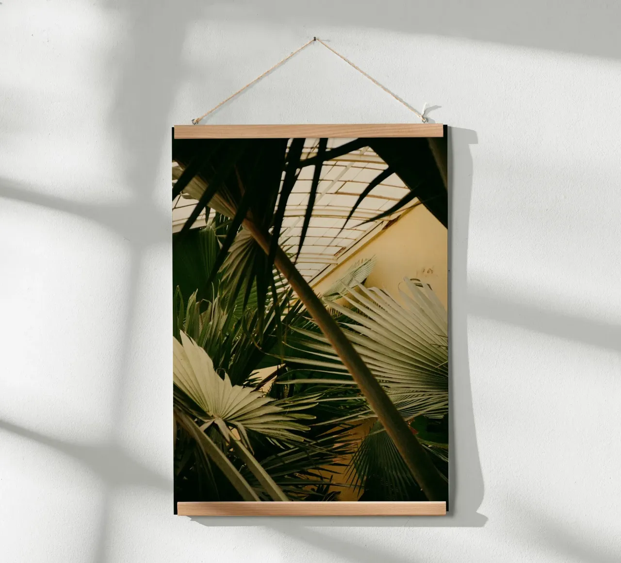 foglie di palma verde poster con telaio in alluminio da Earthly Visions