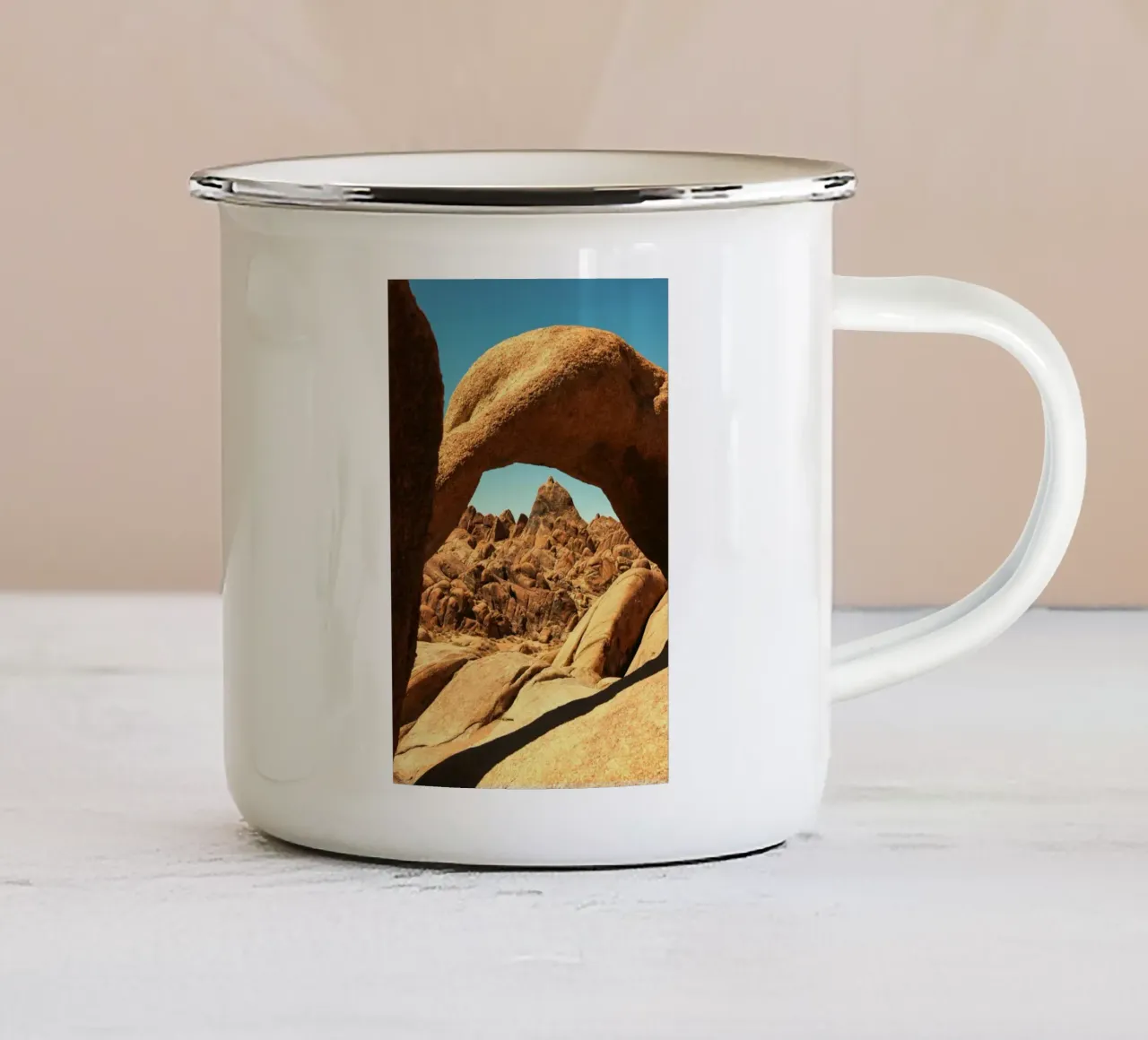formazione rocciosa ad arco tazza in smalto da Earthly Visions