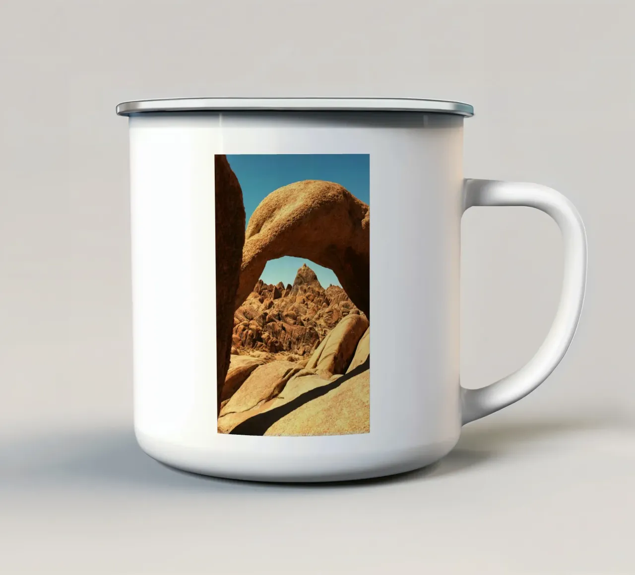 formazione rocciosa ad arco tazza in smalto da Earthly Visions