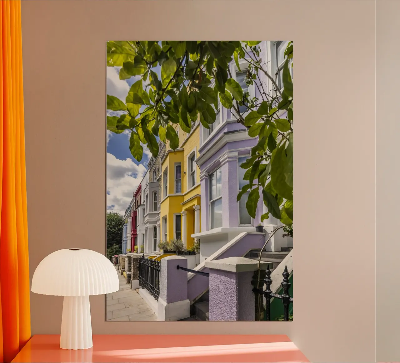 Le facciate colorate delle case di Notting Hill poster con telaio in plastica da Melanie Viola