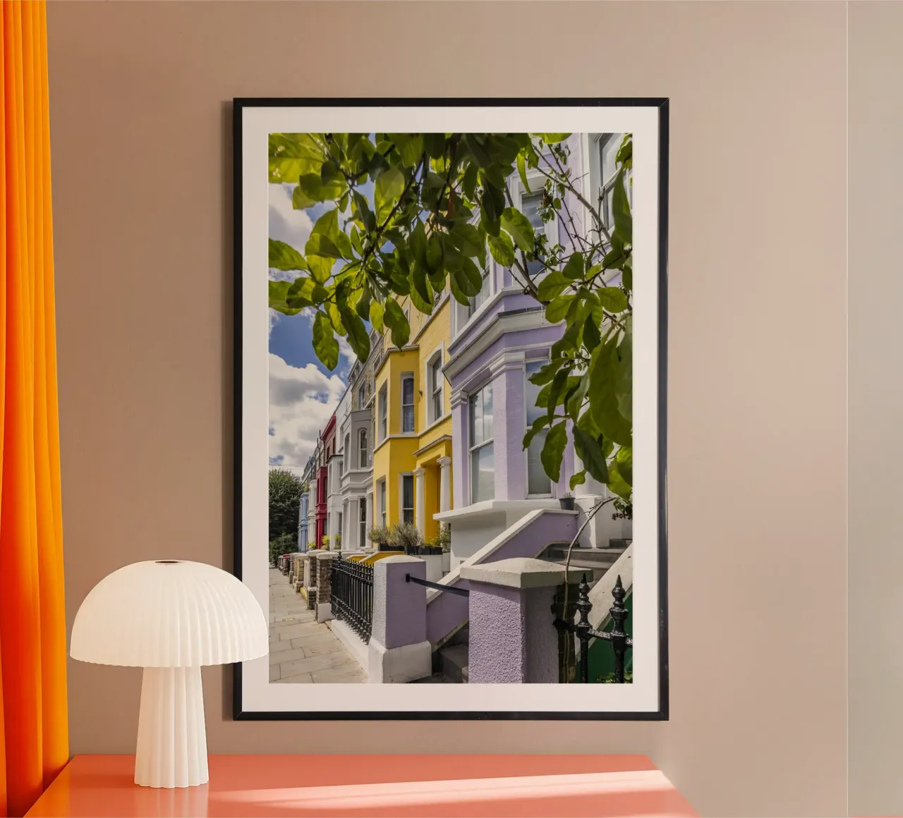 Le facciate colorate delle case di Notting Hill poster con telaio in plastica da Melanie Viola
