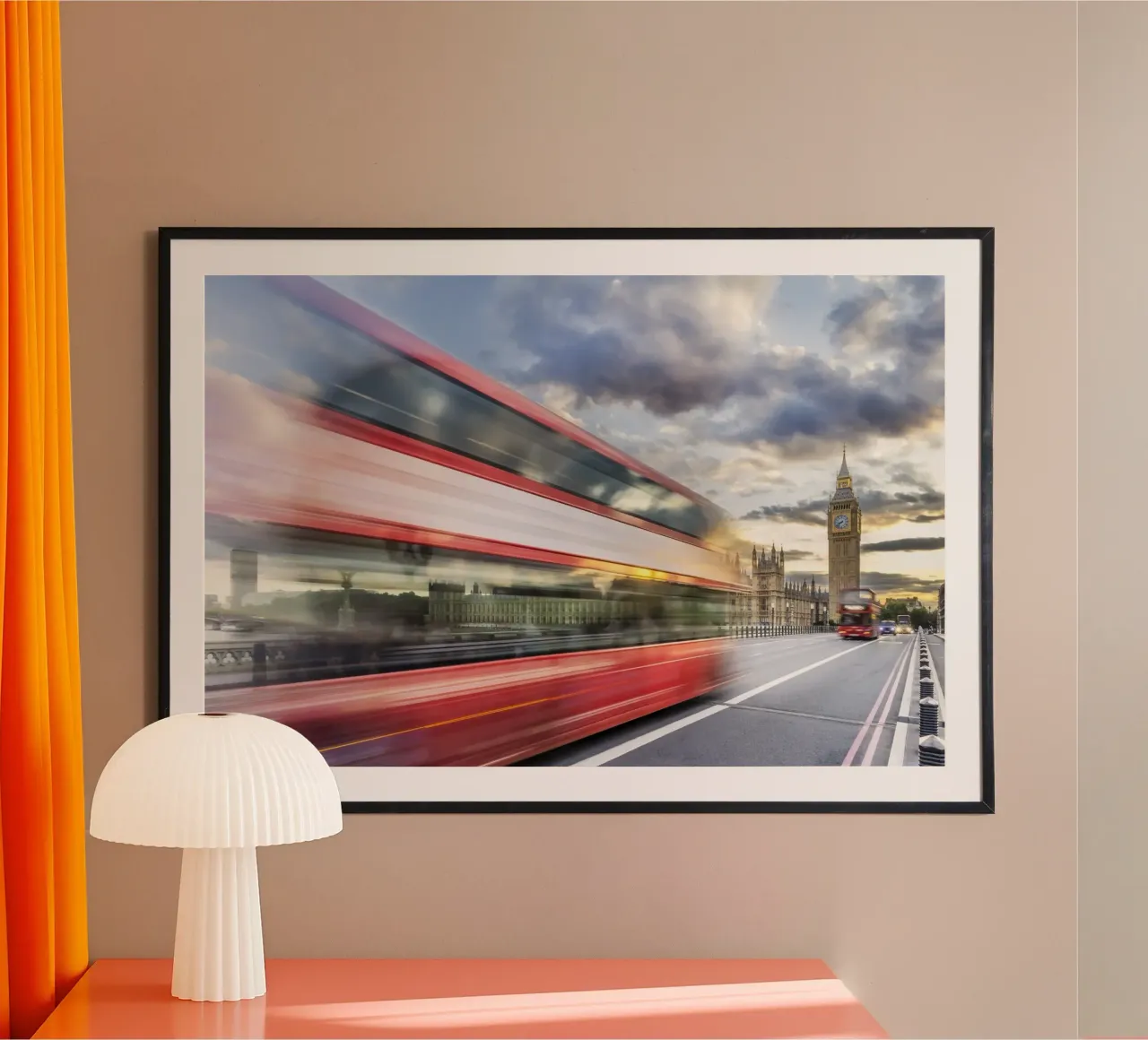 Abendliche Dynamik auf der Westminster Bridge Poster mit Aluminium Rahmen von Melanie Viola