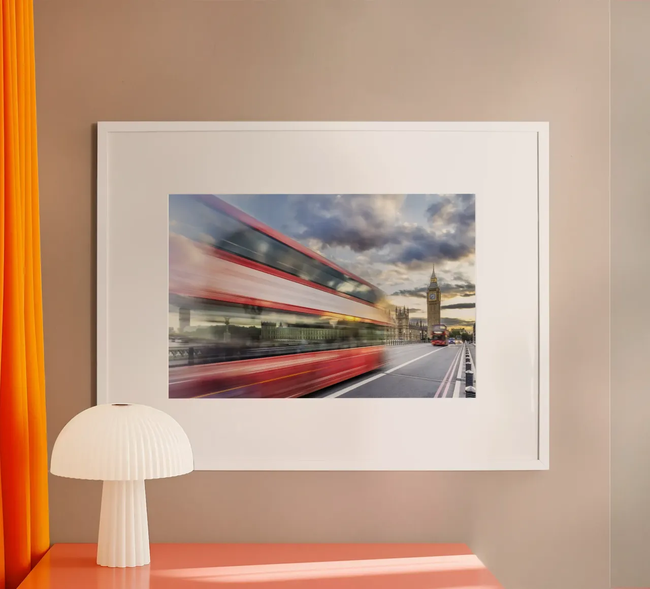 Abendliche Dynamik auf der Westminster Bridge Poster mit Aluminium Rahmen von Melanie Viola