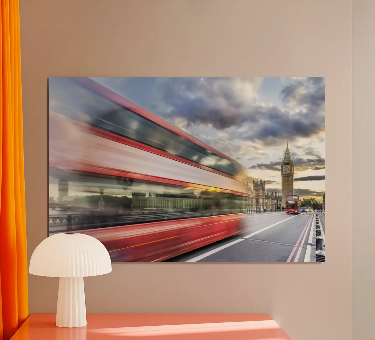 Abendliche Dynamik auf der Westminster Bridge Poster mit Aluminium Rahmen von Melanie Viola