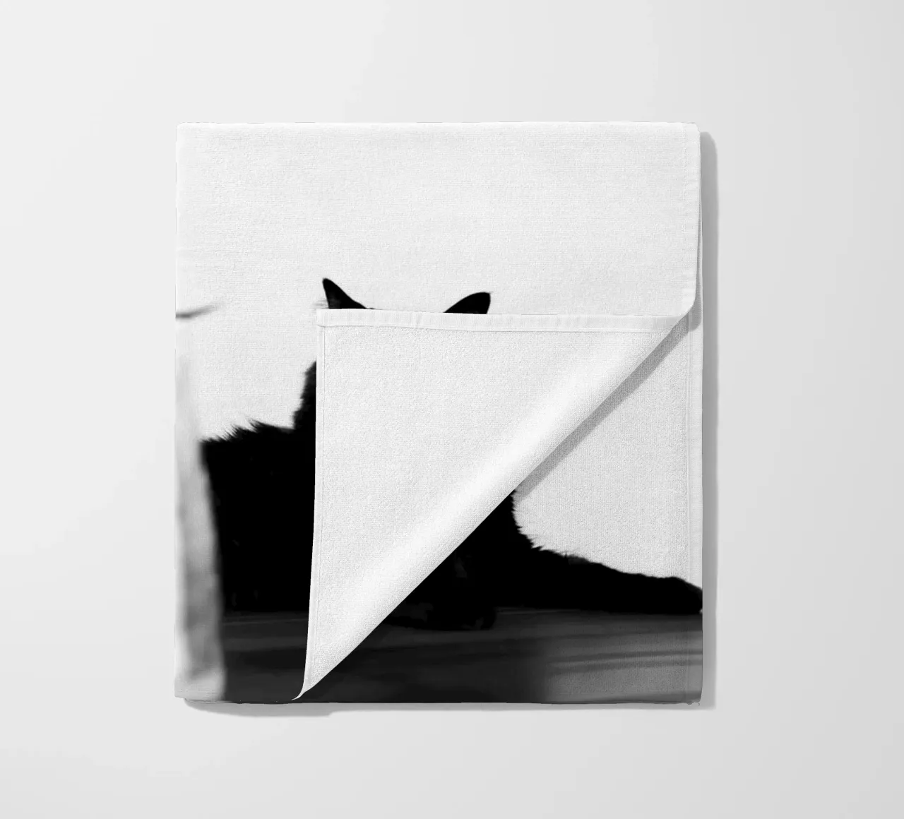 Gatto nero telo mare da rafael campezato