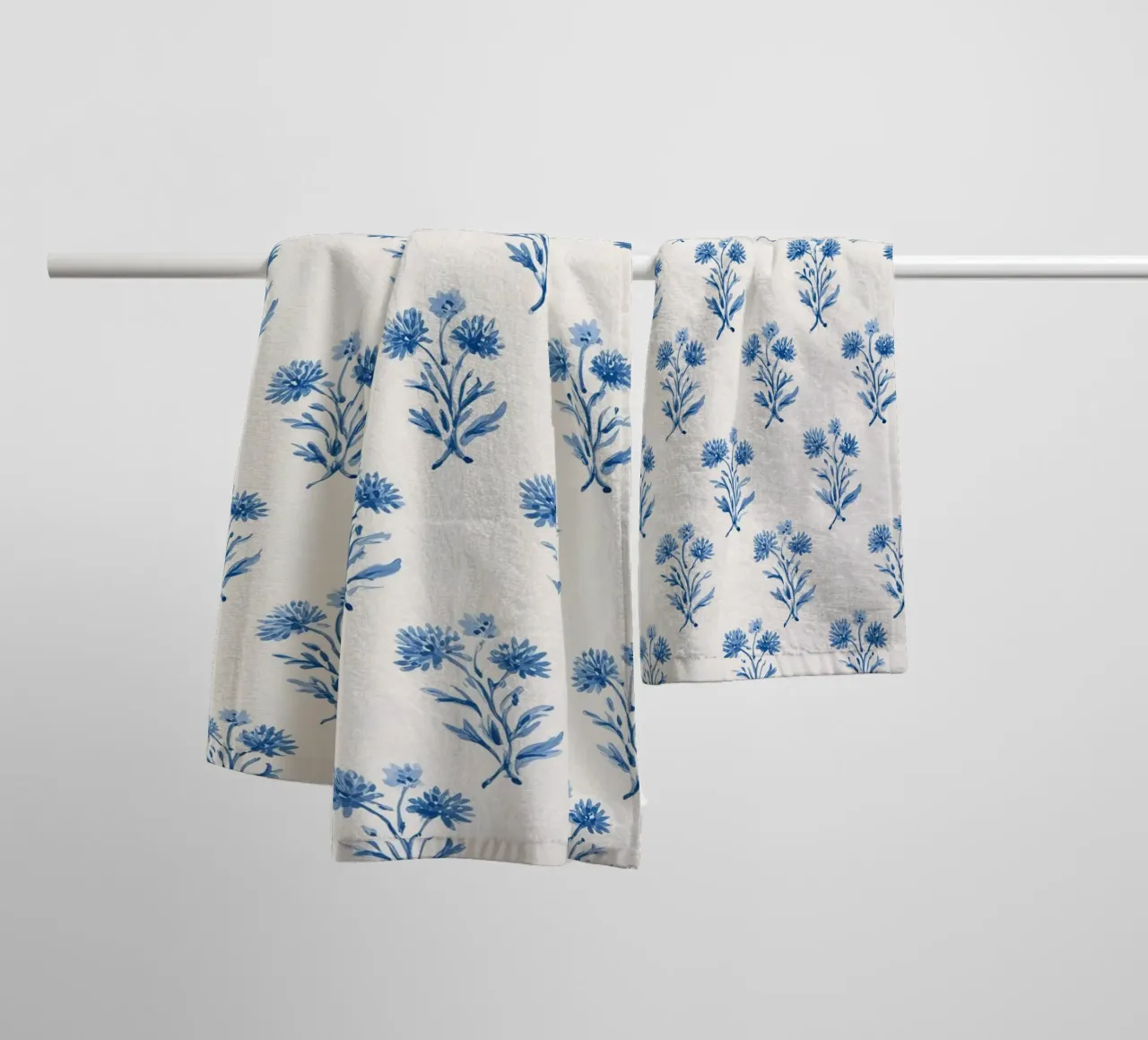 Blaue Blüten Liebe Handtuch von Carinaprint
