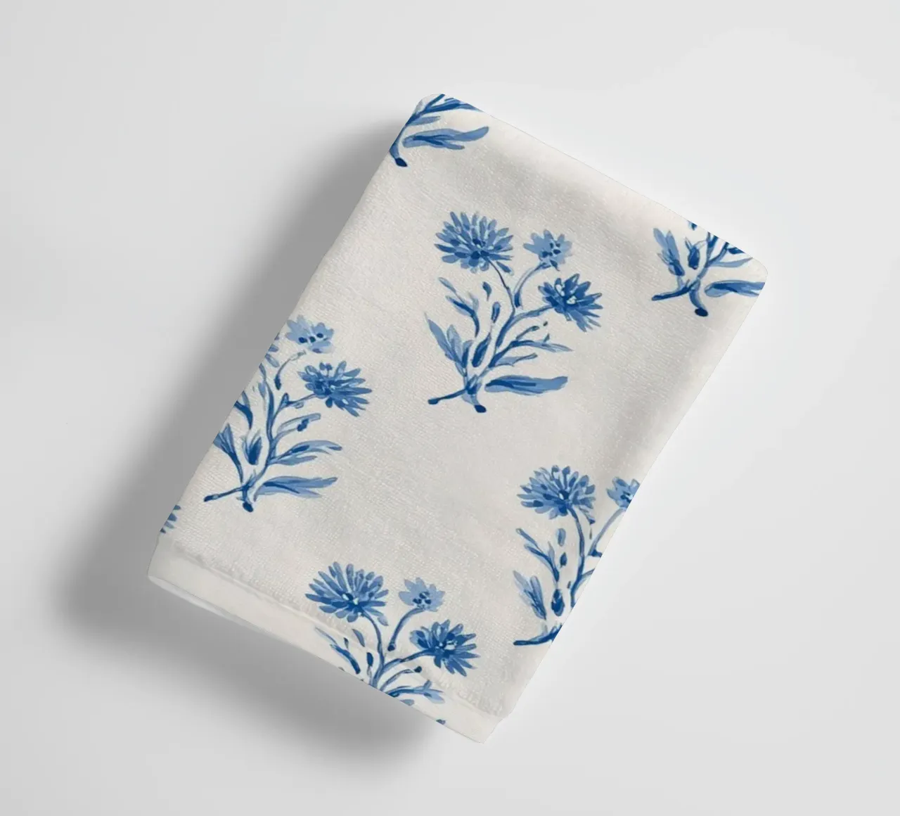Blaue Blüten Liebe Handtuch von Carinaprint