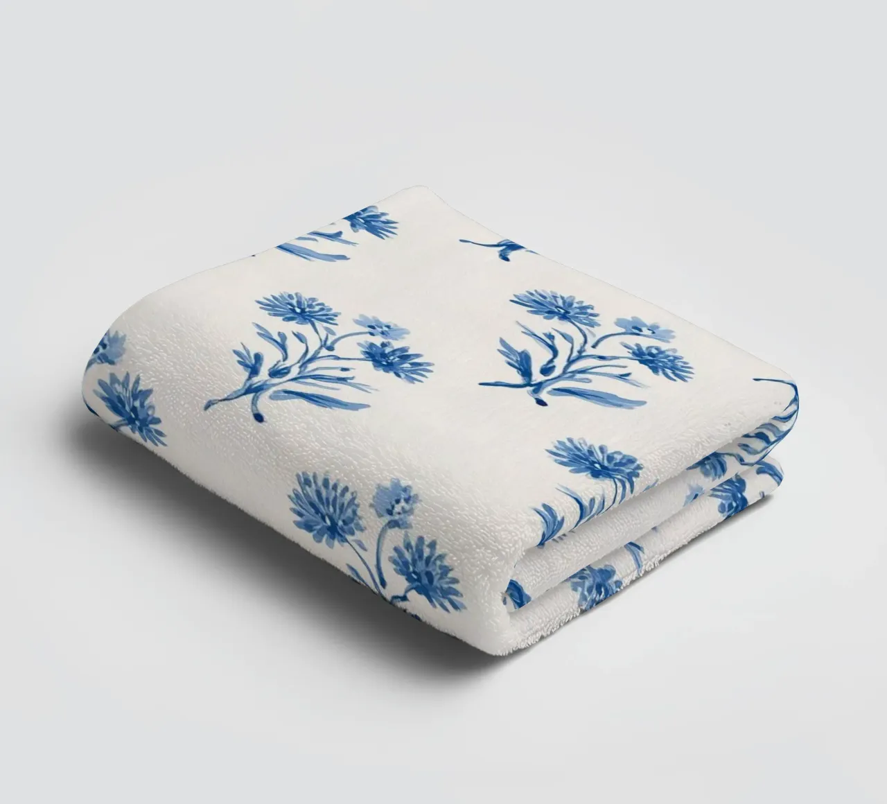 Blaue Blüten Liebe Handtuch von Carinaprint