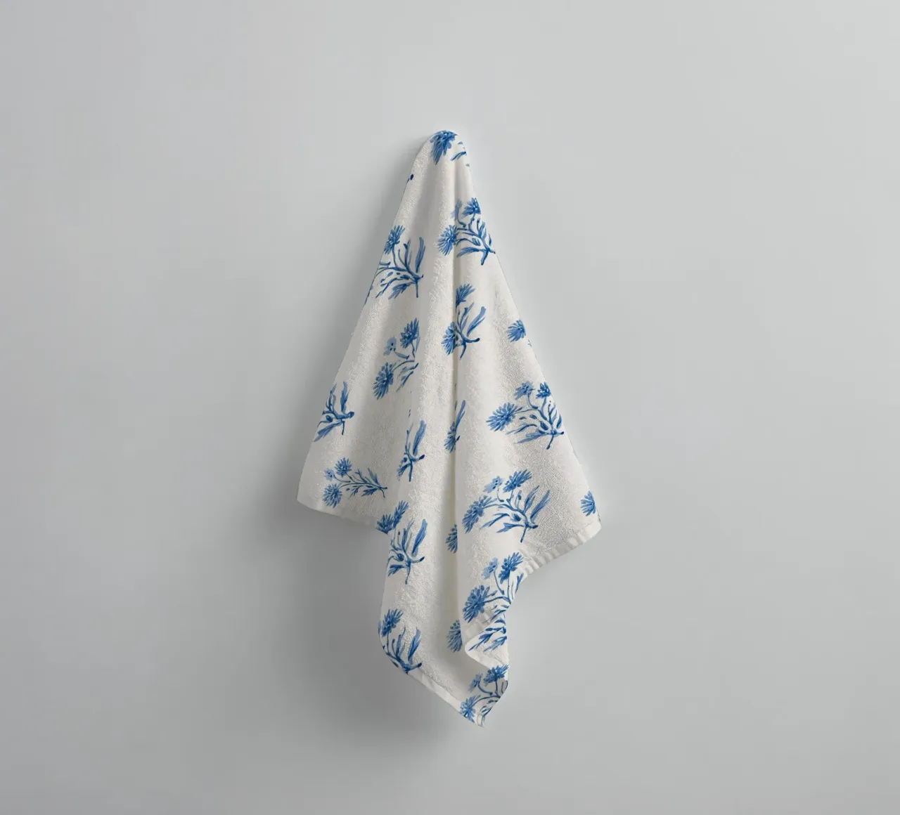 Blaue Blüten Liebe Handtuch von Carinaprint