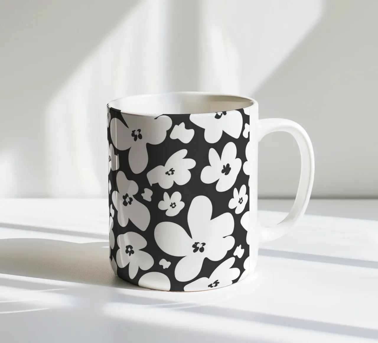 Semplice campo di fiori bianchi e neri tazza in ceramica da gulsengunel