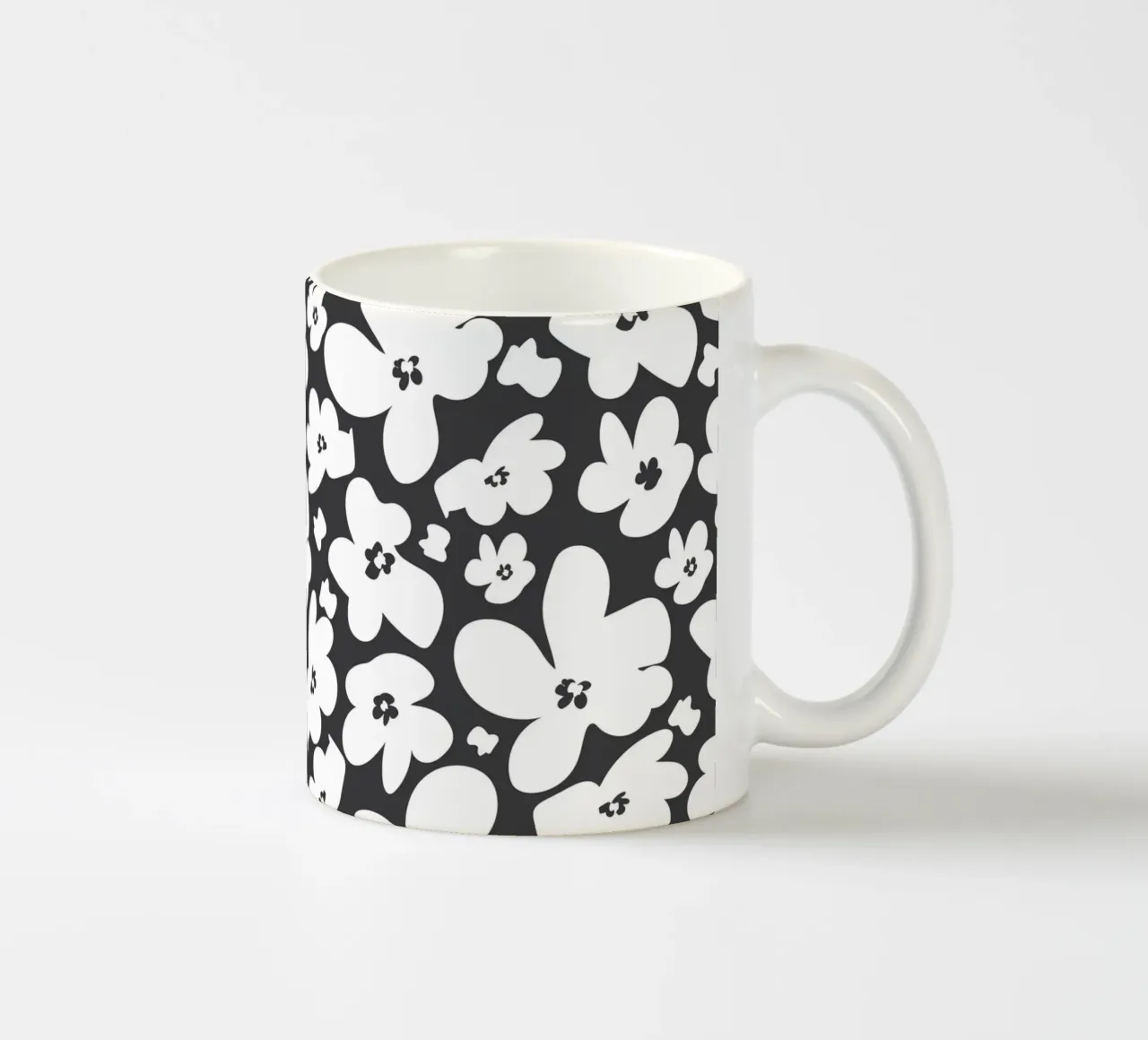 Semplice campo di fiori bianchi e neri tazza in ceramica da gulsengunel