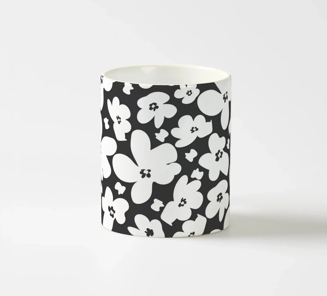 Semplice campo di fiori bianchi e neri tazza in ceramica da gulsengunel