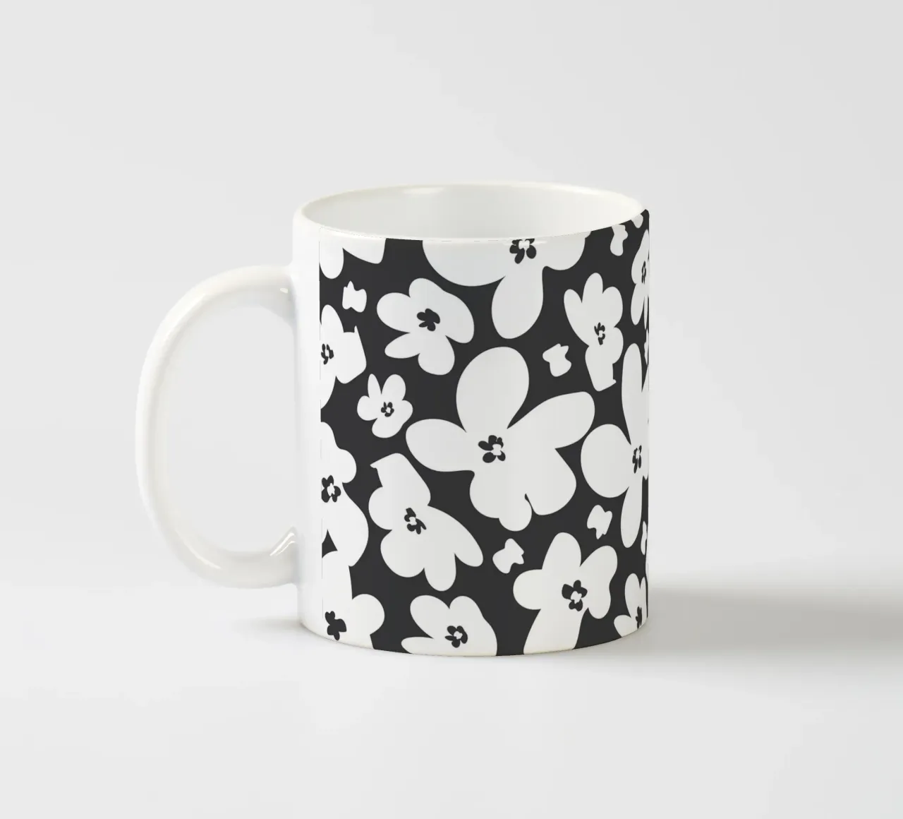 Semplice campo di fiori bianchi e neri tazza in ceramica da gulsengunel