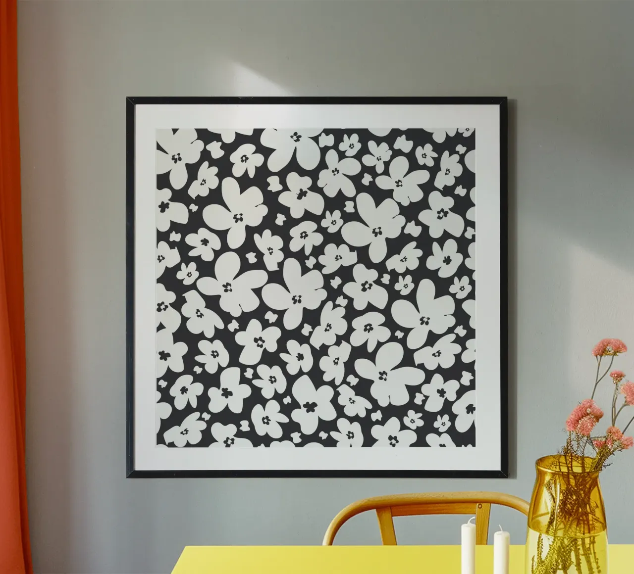 Semplice campo di fiori bianchi e neri poster con telaio in legno da gulsengunel