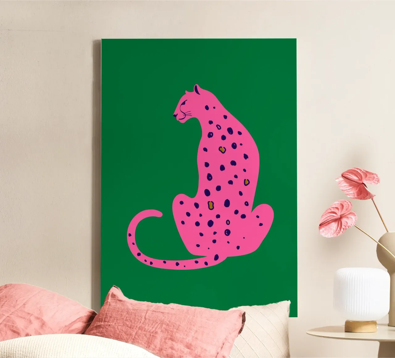 Zittend roze luipaard - groene achtergrond Art Print canvas met Baklijst van homdeco