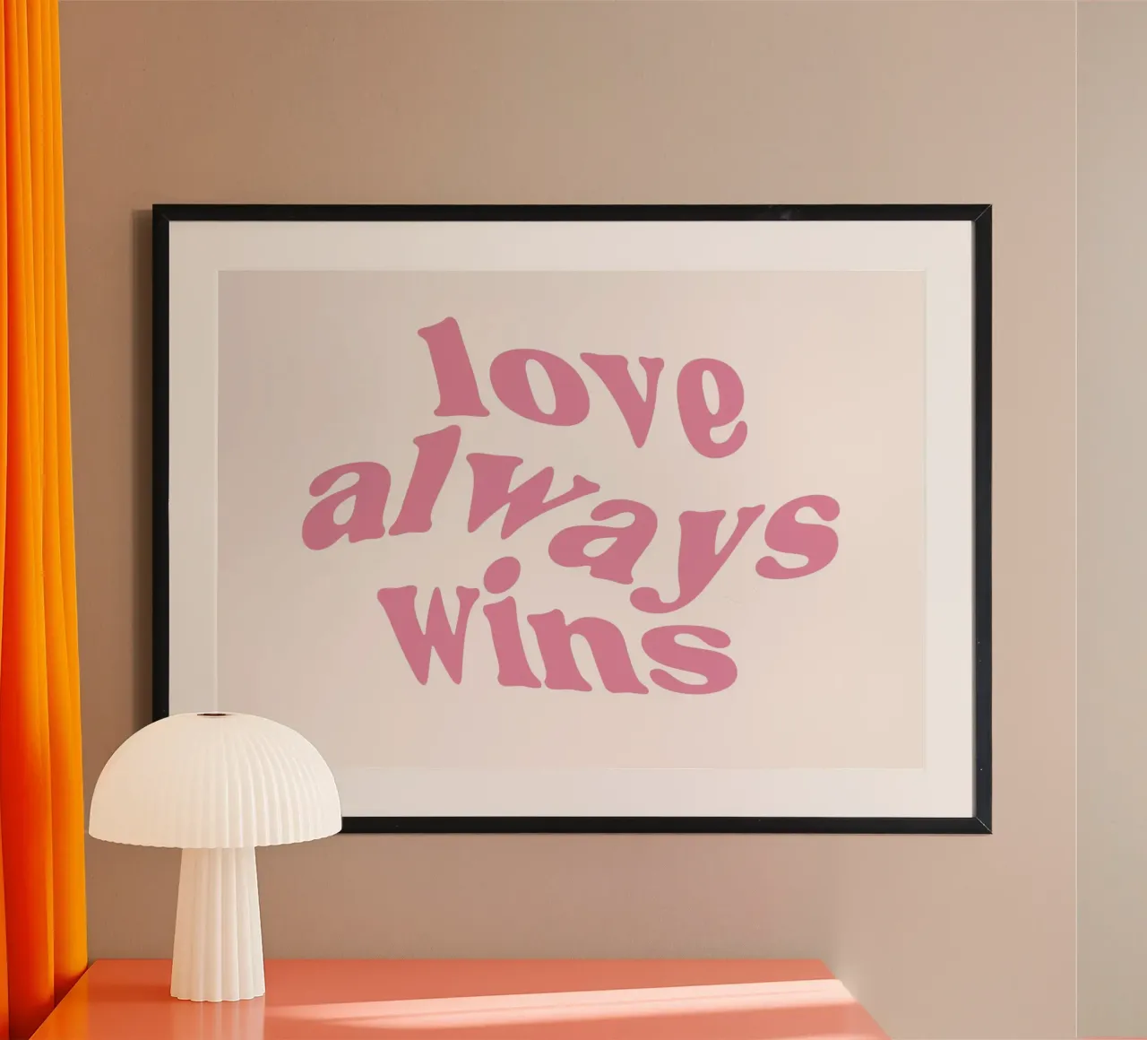 Die Liebe siegt immer - Groovy Pink Typografie Kunst Poster mit Aluminium Rahmen von homdeco