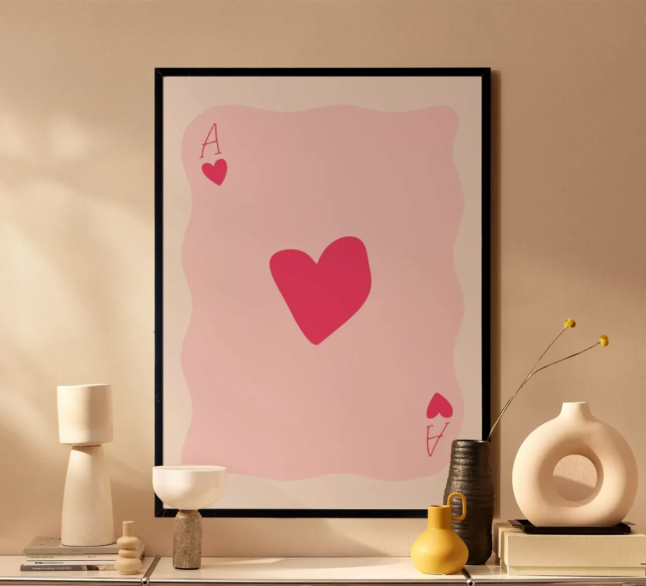 Golvende Harten Aas - Groovy Roze Kaart Art poster met houten frame van homdeco