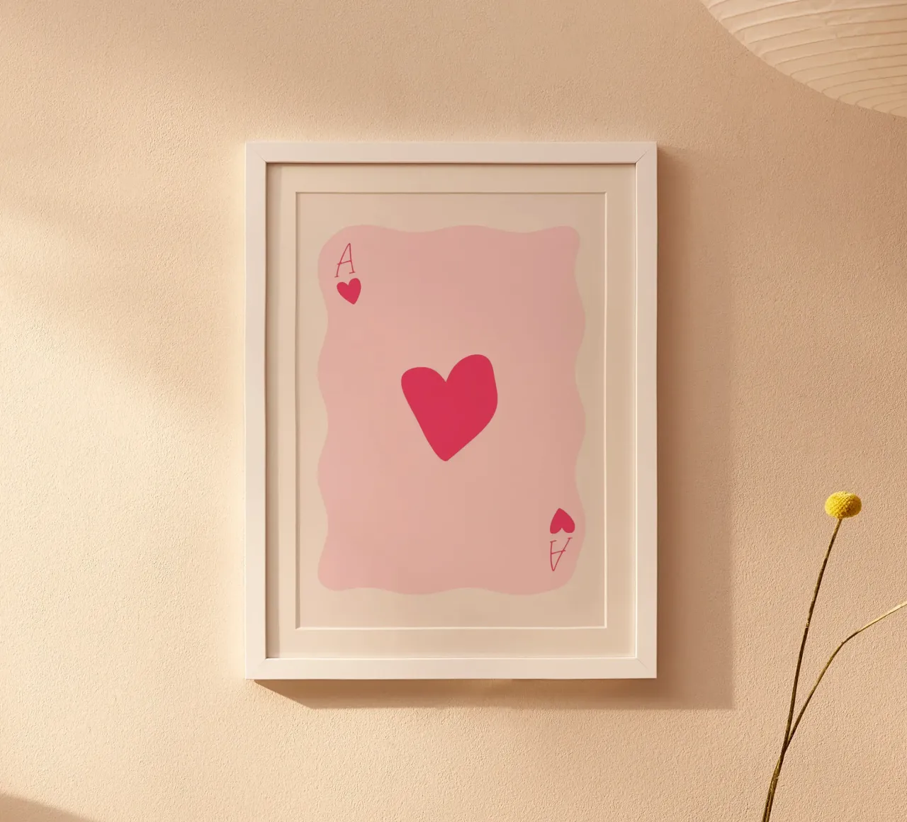 Golvende Harten Aas - Groovy Roze Kaart Art poster met houten frame van homdeco