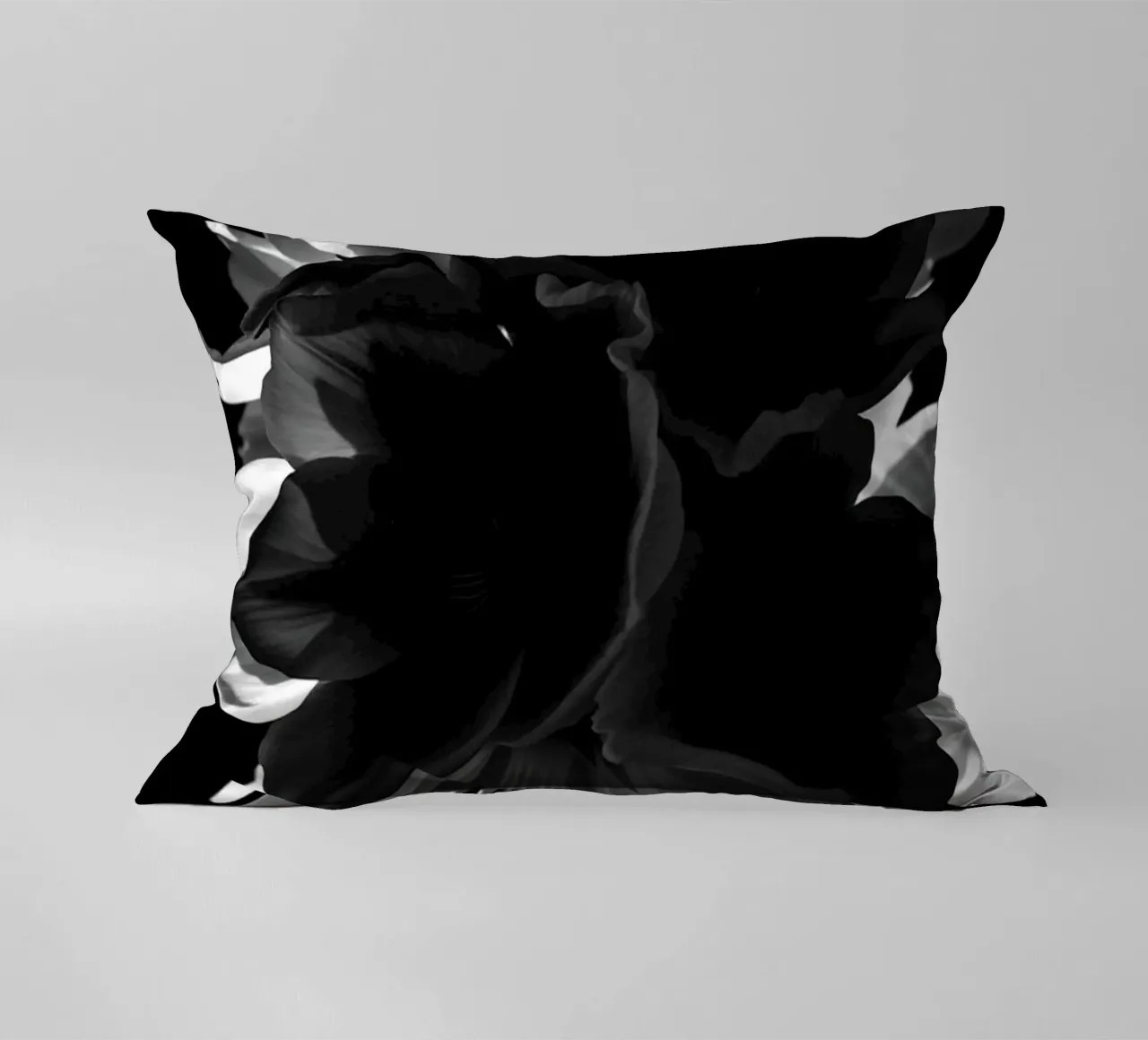 Ondergedompelde bloemblaadjes: Een symfonie van monochrome schaduwen en licht kussen van Artistic-shop
