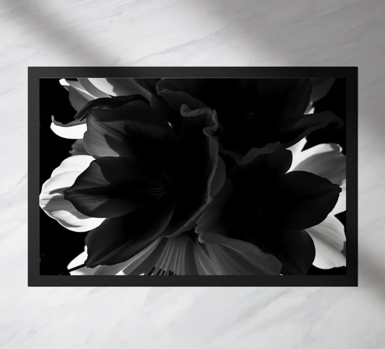 Ondergedompelde bloemblaadjes: Een symfonie van monochrome schaduwen en licht deurmat van Artistic-shop