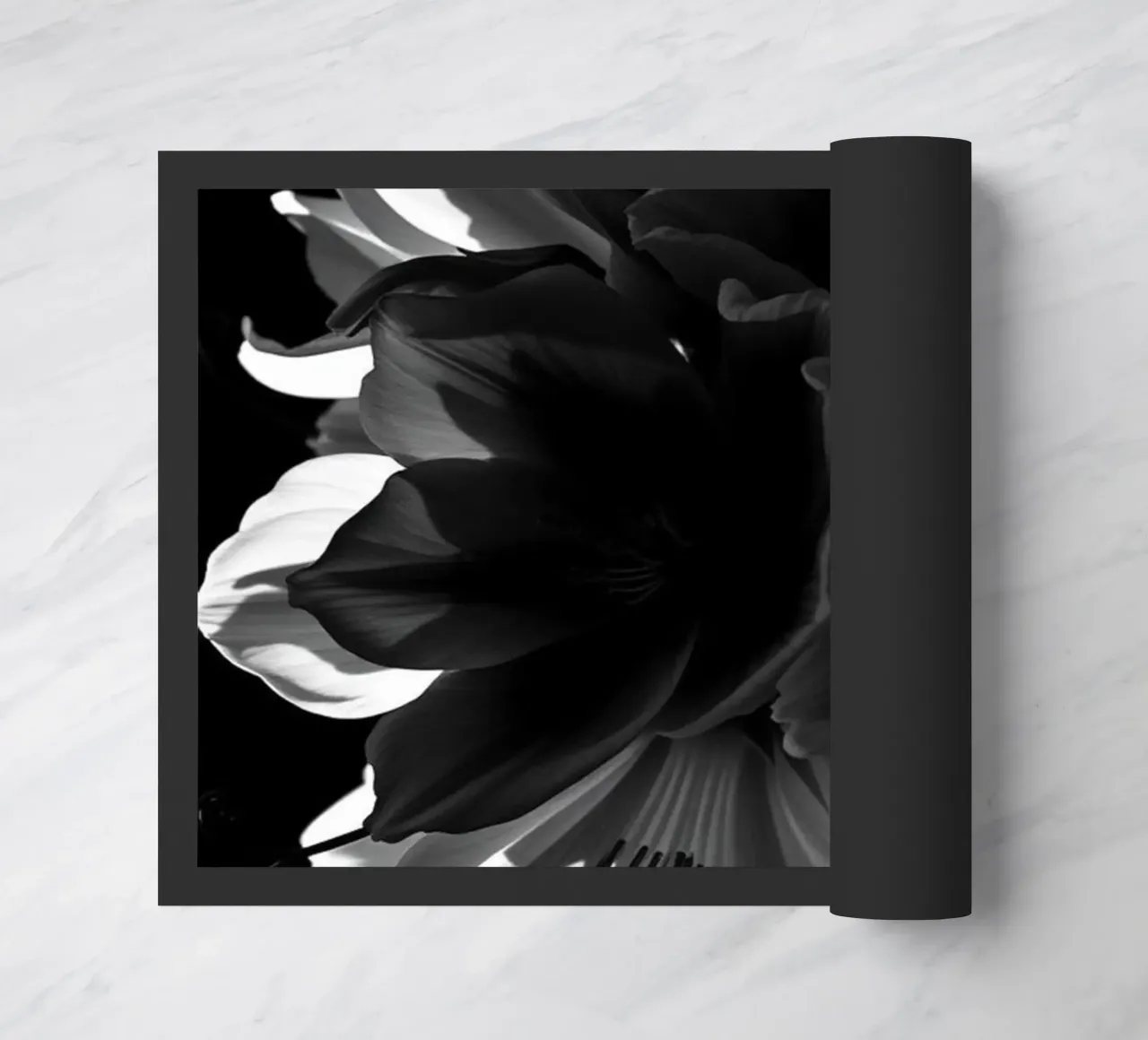 Ondergedompelde bloemblaadjes: Een symfonie van monochrome schaduwen en licht deurmat van Artistic-shop