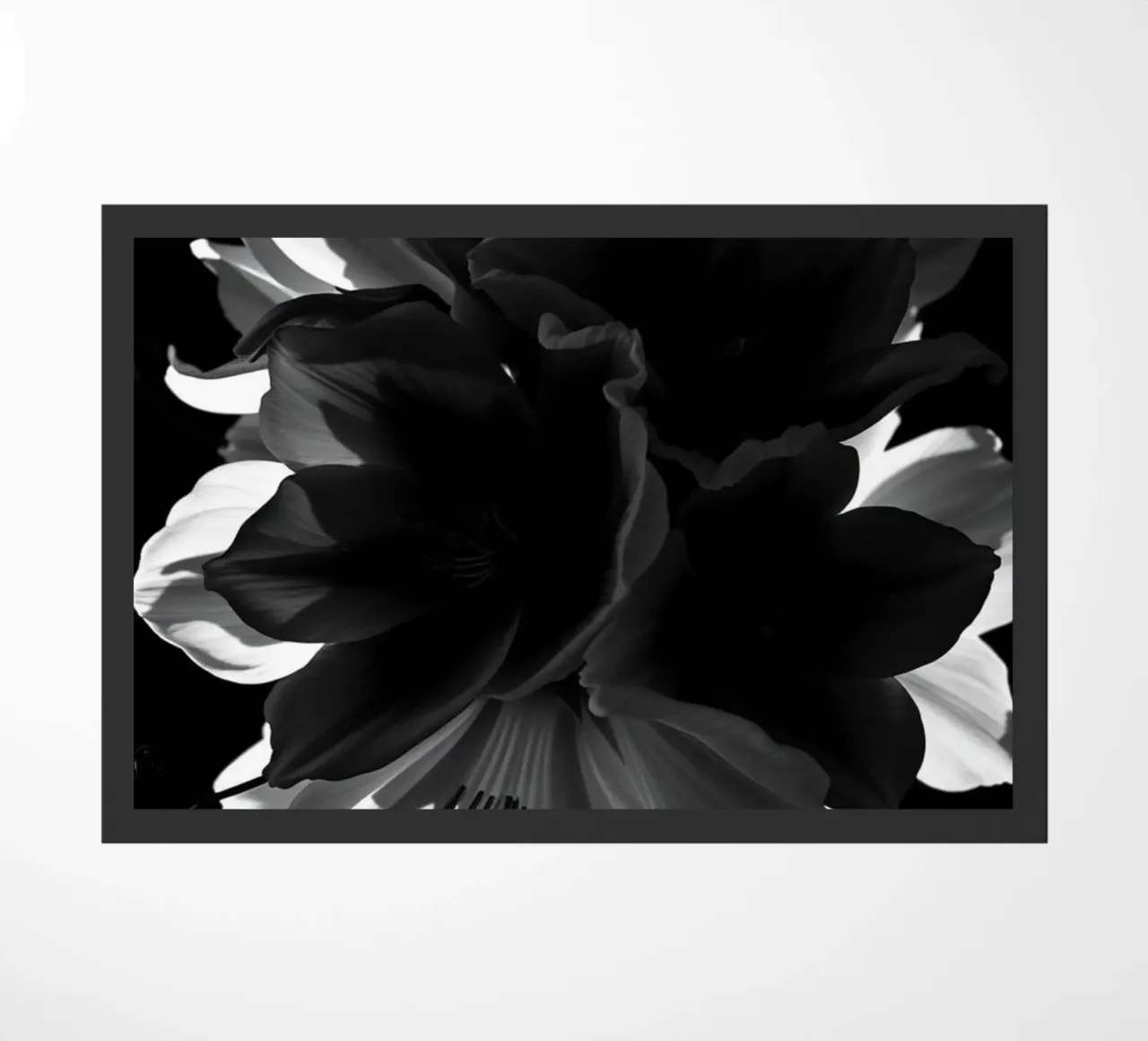 Ondergedompelde bloemblaadjes: Een symfonie van monochrome schaduwen en licht deurmat van Artistic-shop