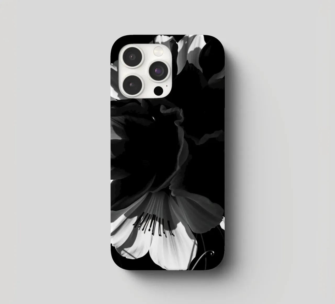 Ondergedompelde bloemblaadjes: Een symfonie van monochrome schaduwen en licht iphone hoesje van Artistic-shop