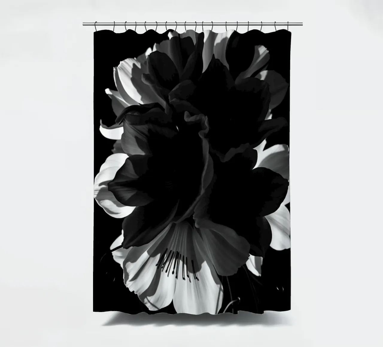Ondergedompelde bloemblaadjes: Een symfonie van monochrome schaduwen en licht douchegordijn van Artistic-shop