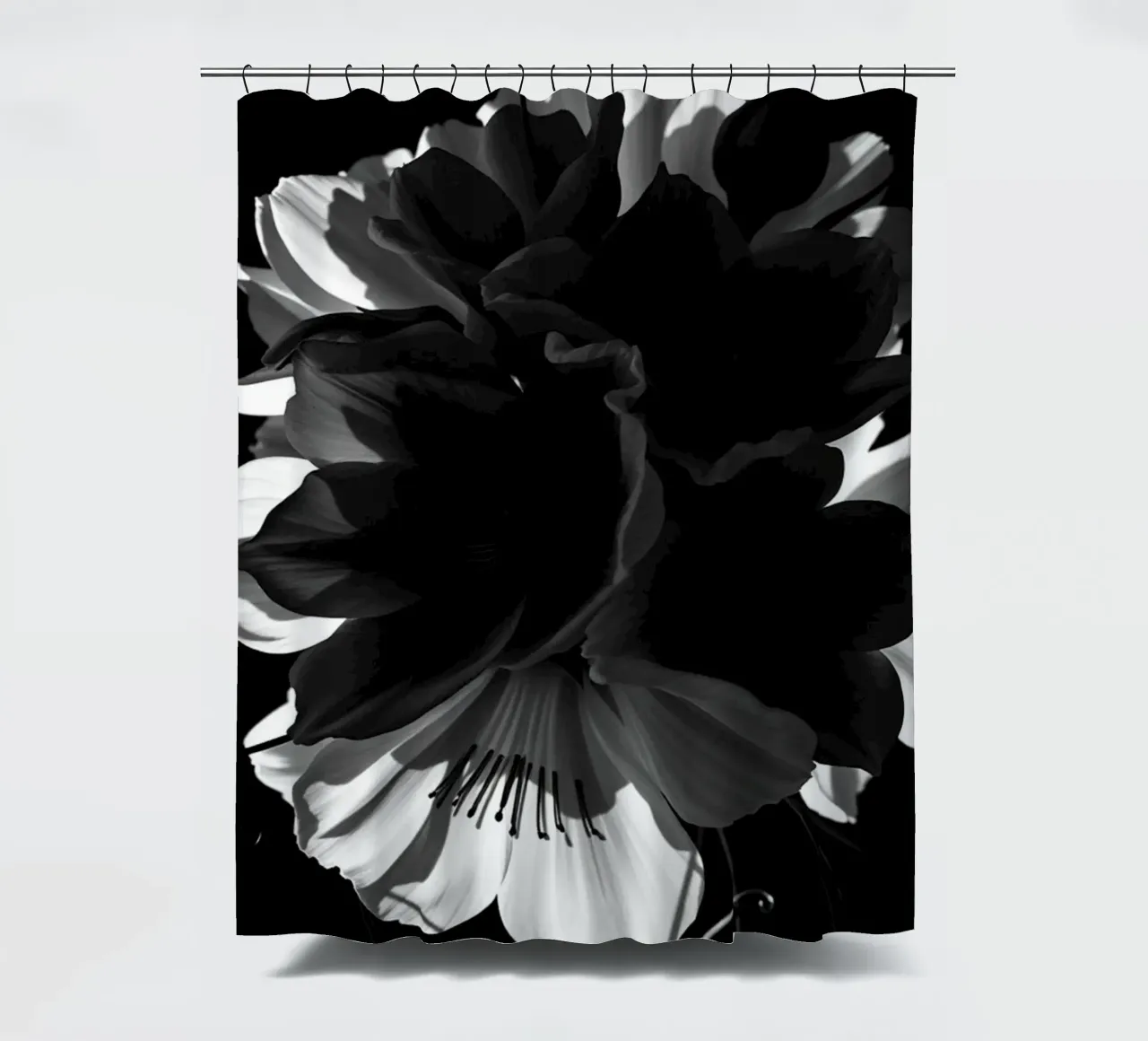 Ondergedompelde bloemblaadjes: Een symfonie van monochrome schaduwen en licht douchegordijn van Artistic-shop