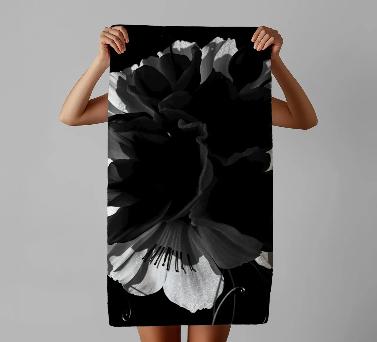 Ondergedompelde bloemblaadjes: Een symfonie van monochrome schaduwen en licht badhanddoek van Artistic-shop