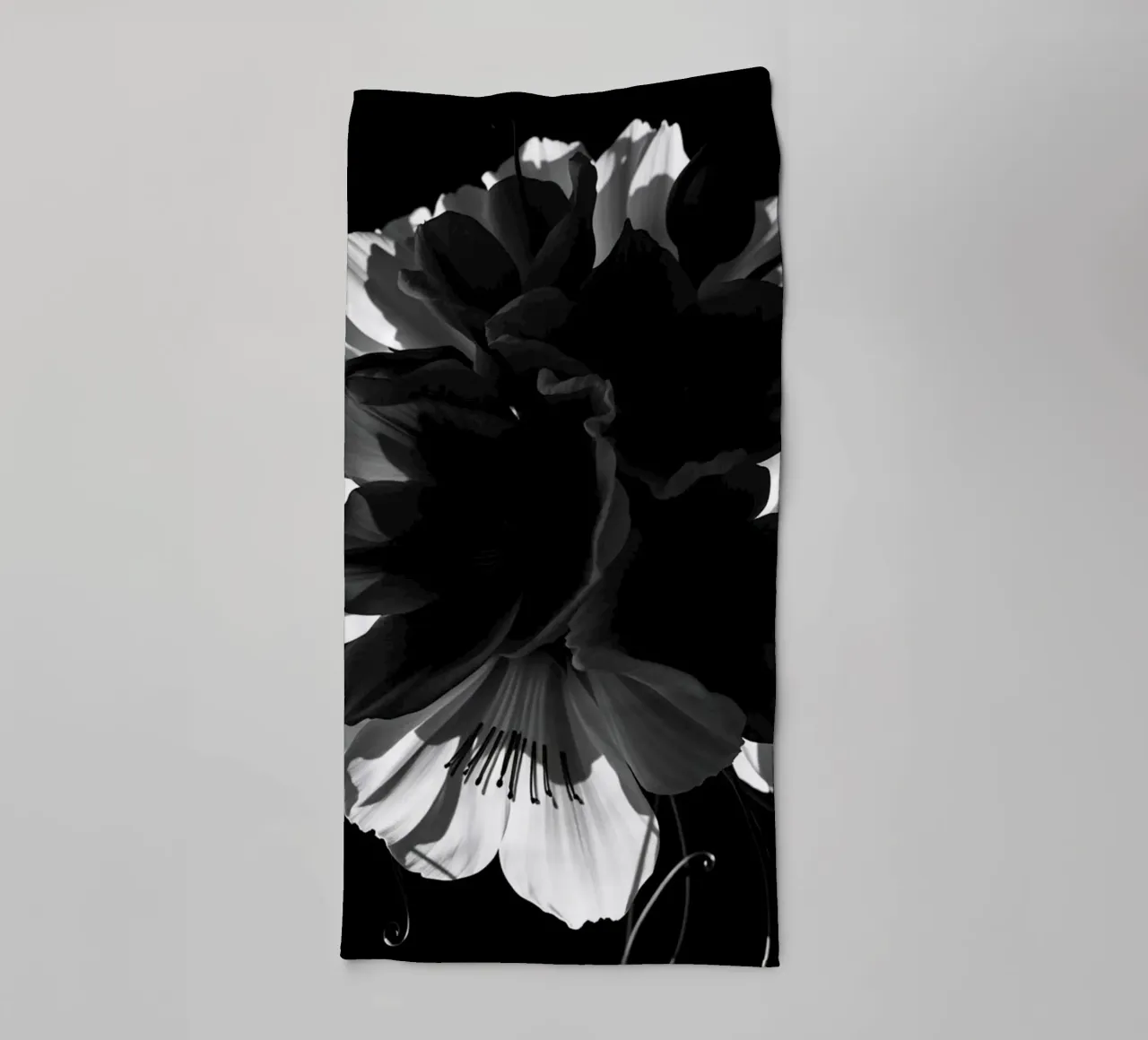 Ondergedompelde bloemblaadjes: Een symfonie van monochrome schaduwen en licht badhanddoek van Artistic-shop