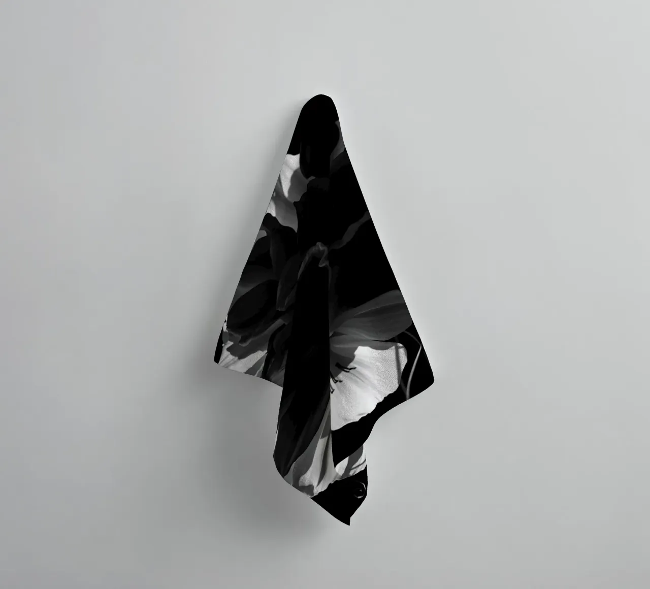 Ondergedompelde bloemblaadjes: Een symfonie van monochrome schaduwen en licht badhanddoek van Artistic-shop