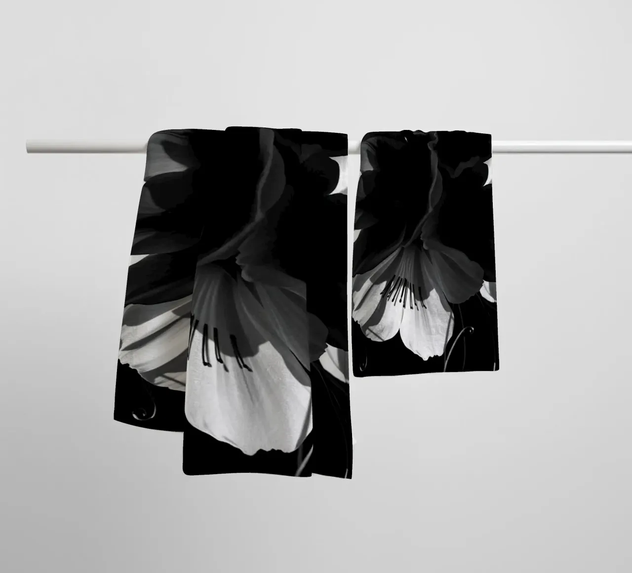 Ondergedompelde bloemblaadjes: Een symfonie van monochrome schaduwen en licht badhanddoek van Artistic-shop