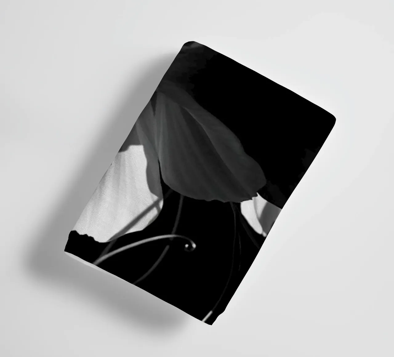 Ondergedompelde bloemblaadjes: Een symfonie van monochrome schaduwen en licht badhanddoek van Artistic-shop