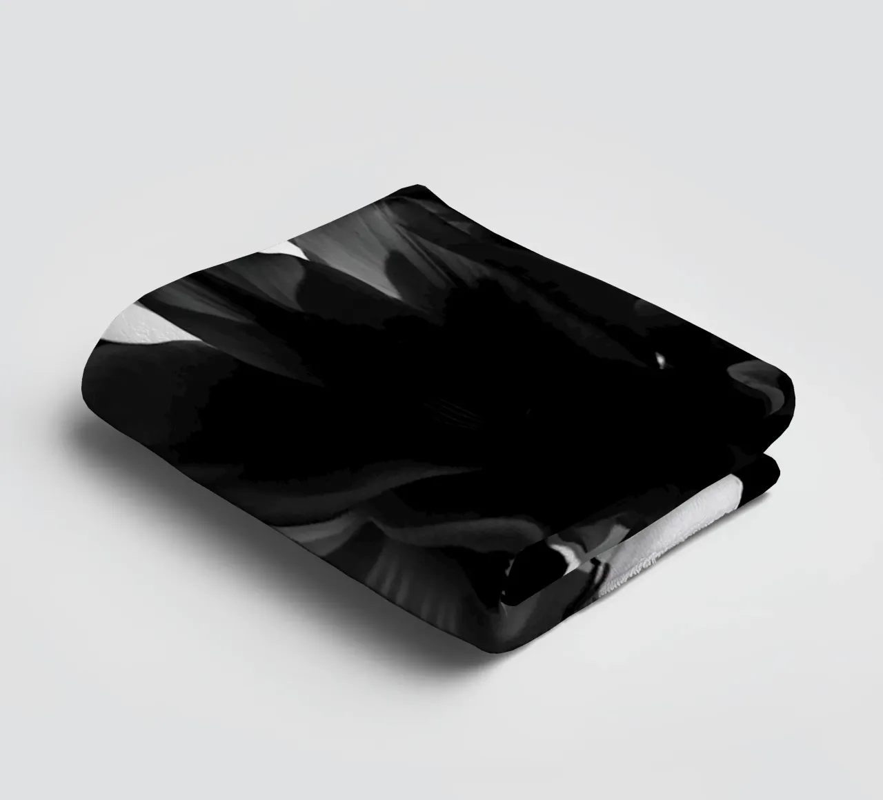 Ondergedompelde bloemblaadjes: Een symfonie van monochrome schaduwen en licht badhanddoek van Artistic-shop