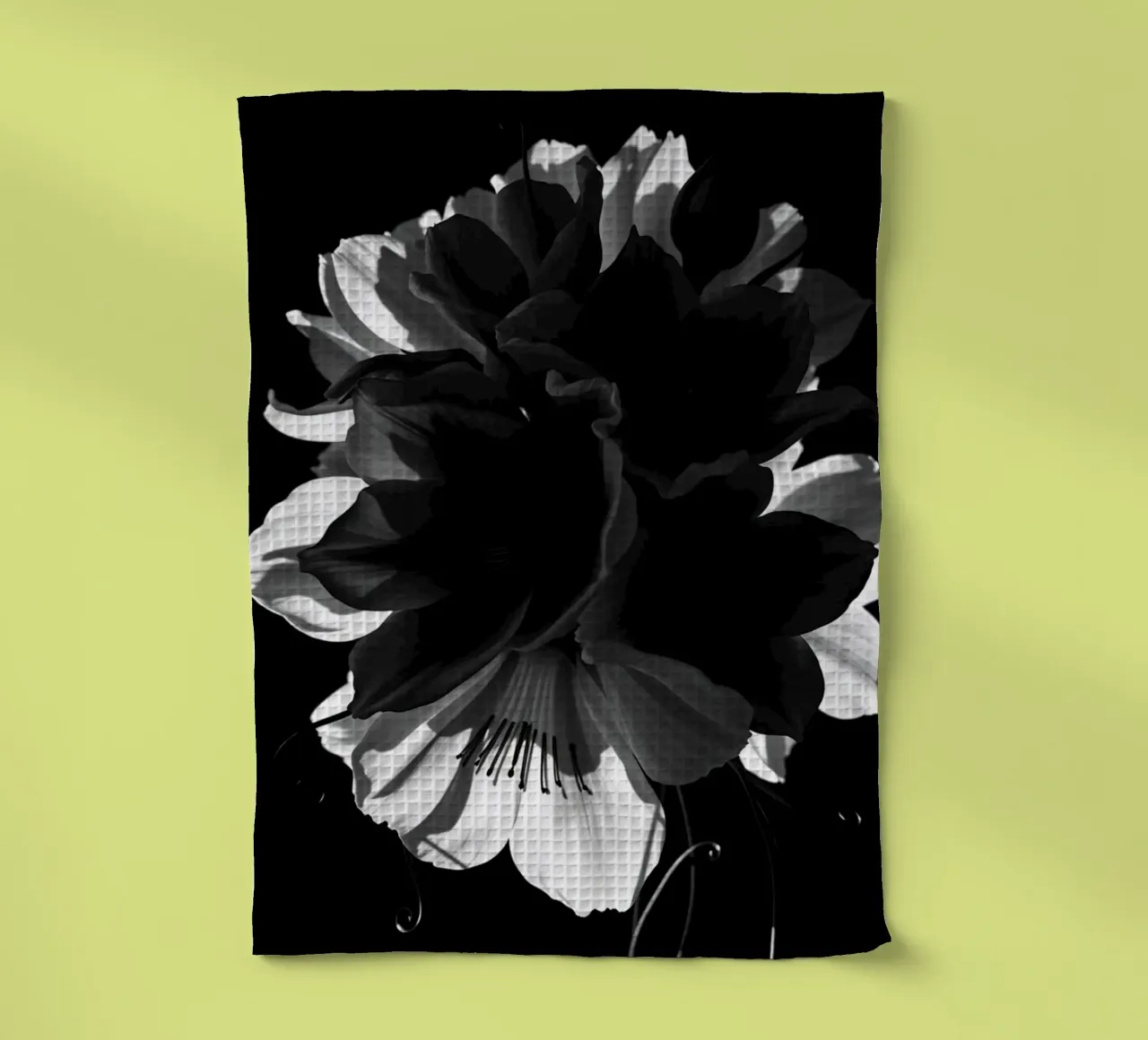 Ondergedompelde bloemblaadjes: Een symfonie van monochrome schaduwen en licht theedoek van Artistic-shop