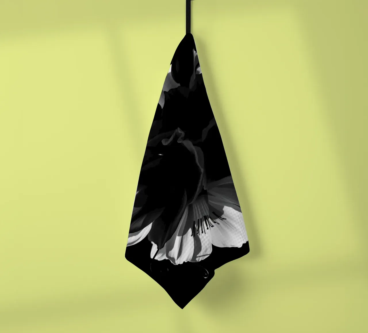 Ondergedompelde bloemblaadjes: Een symfonie van monochrome schaduwen en licht theedoek van Artistic-shop