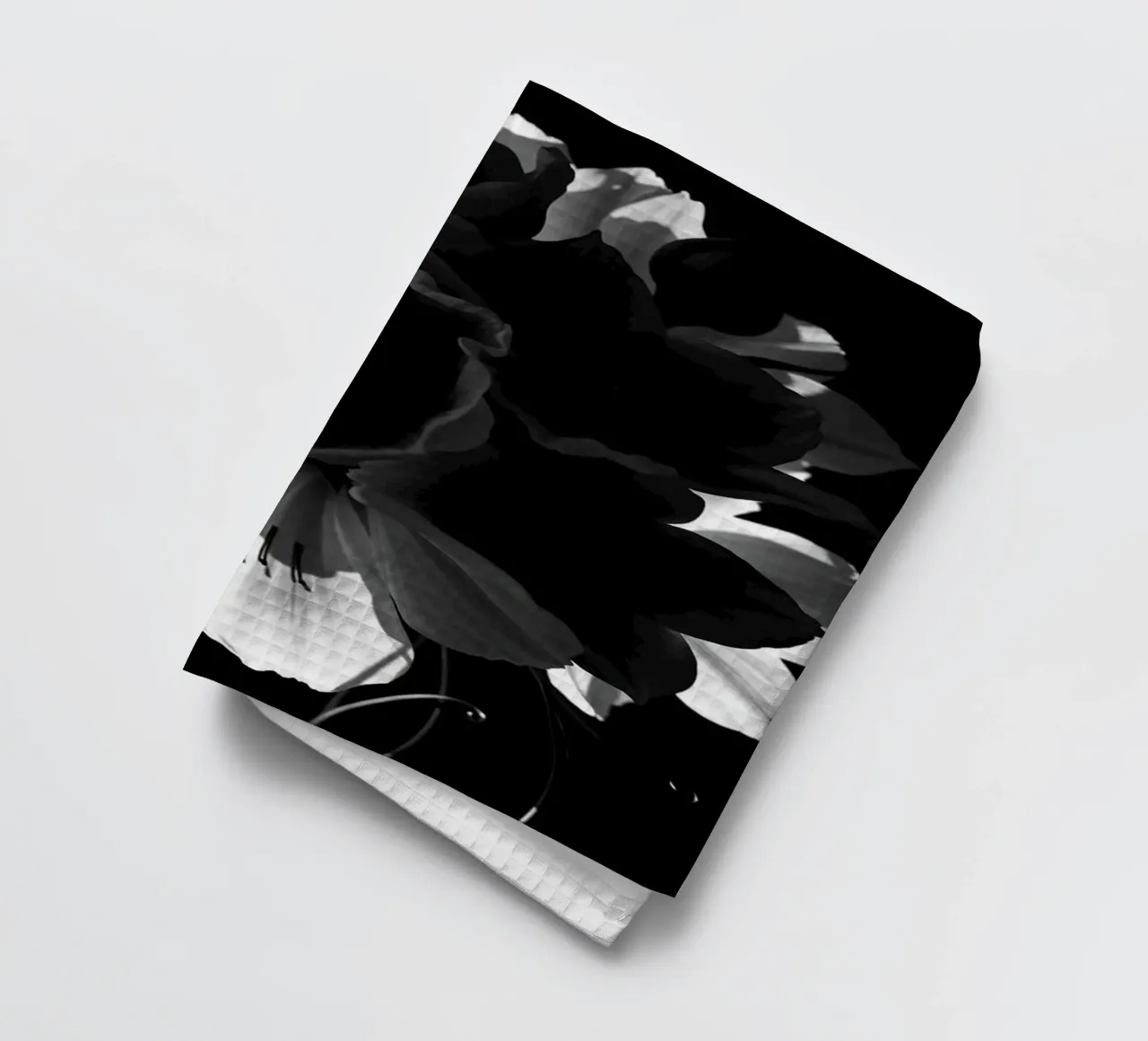 Ondergedompelde bloemblaadjes: Een symfonie van monochrome schaduwen en licht theedoek van Artistic-shop