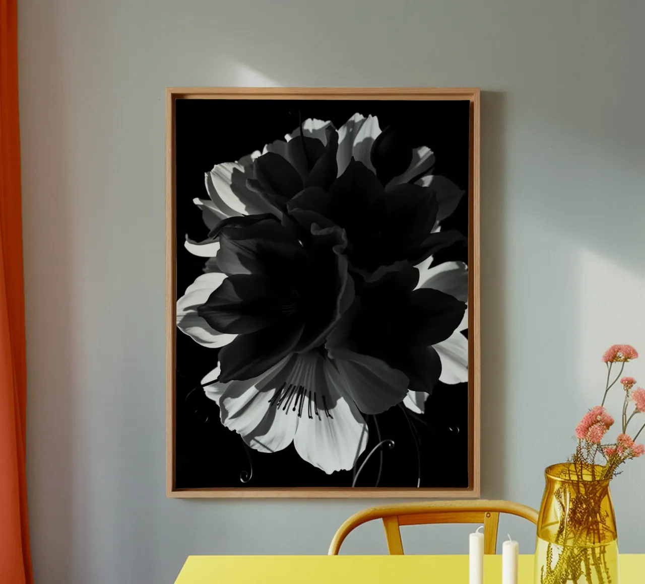 Ondergedompelde bloemblaadjes: Een symfonie van monochrome schaduwen en licht canvas van Artistic-shop