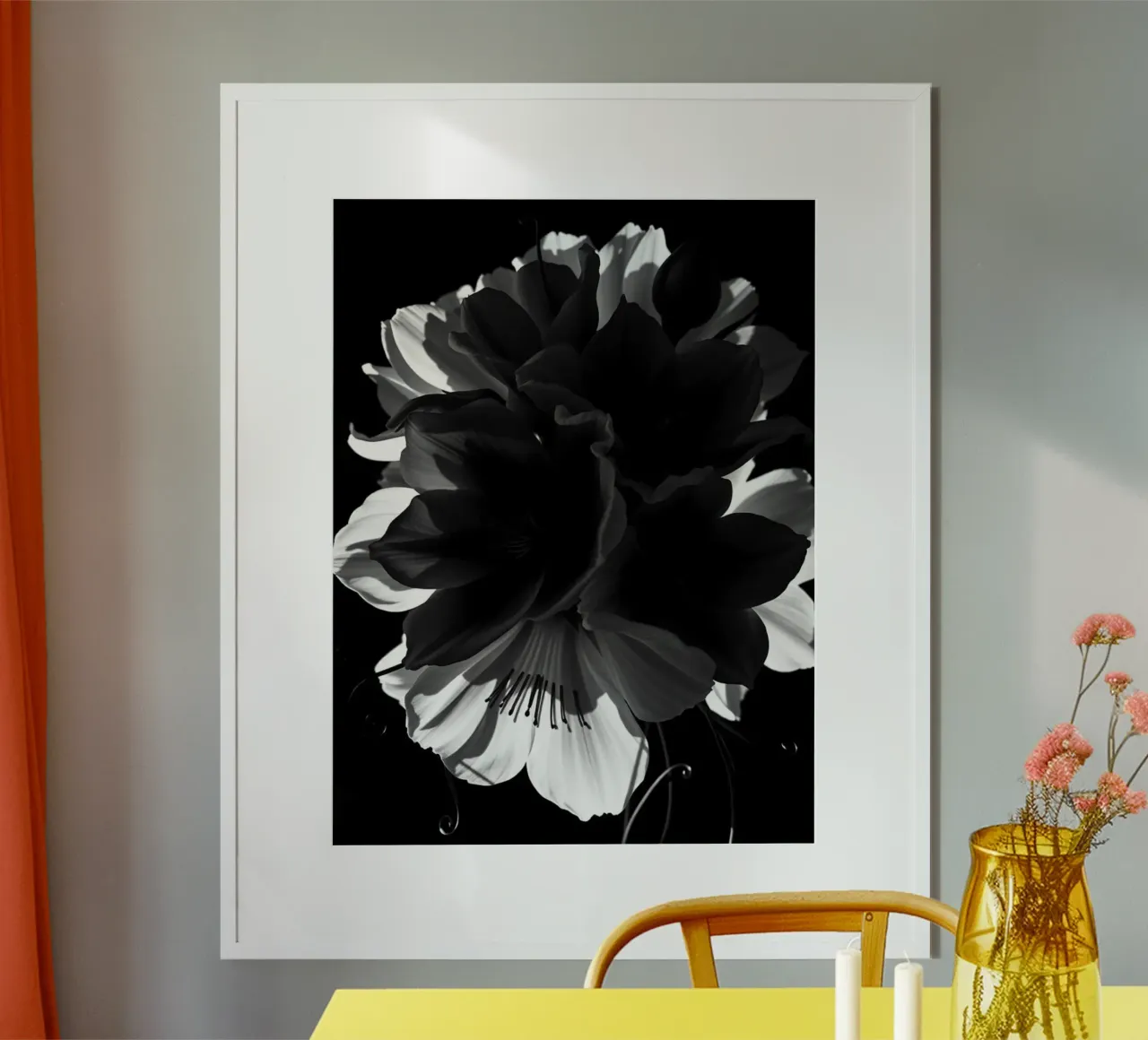 Petali eclissati: Una sinfonia di ombre e luci monocromatiche poster con telaio in legno da Artistic-shop