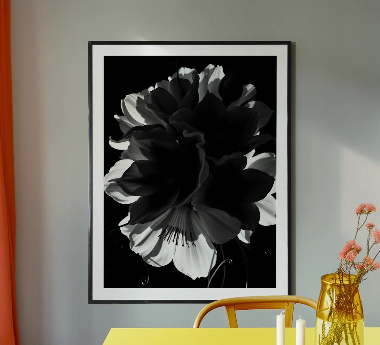 Petali eclissati: Una sinfonia di ombre e luci monocromatiche poster con telaio in legno da Artistic-shop