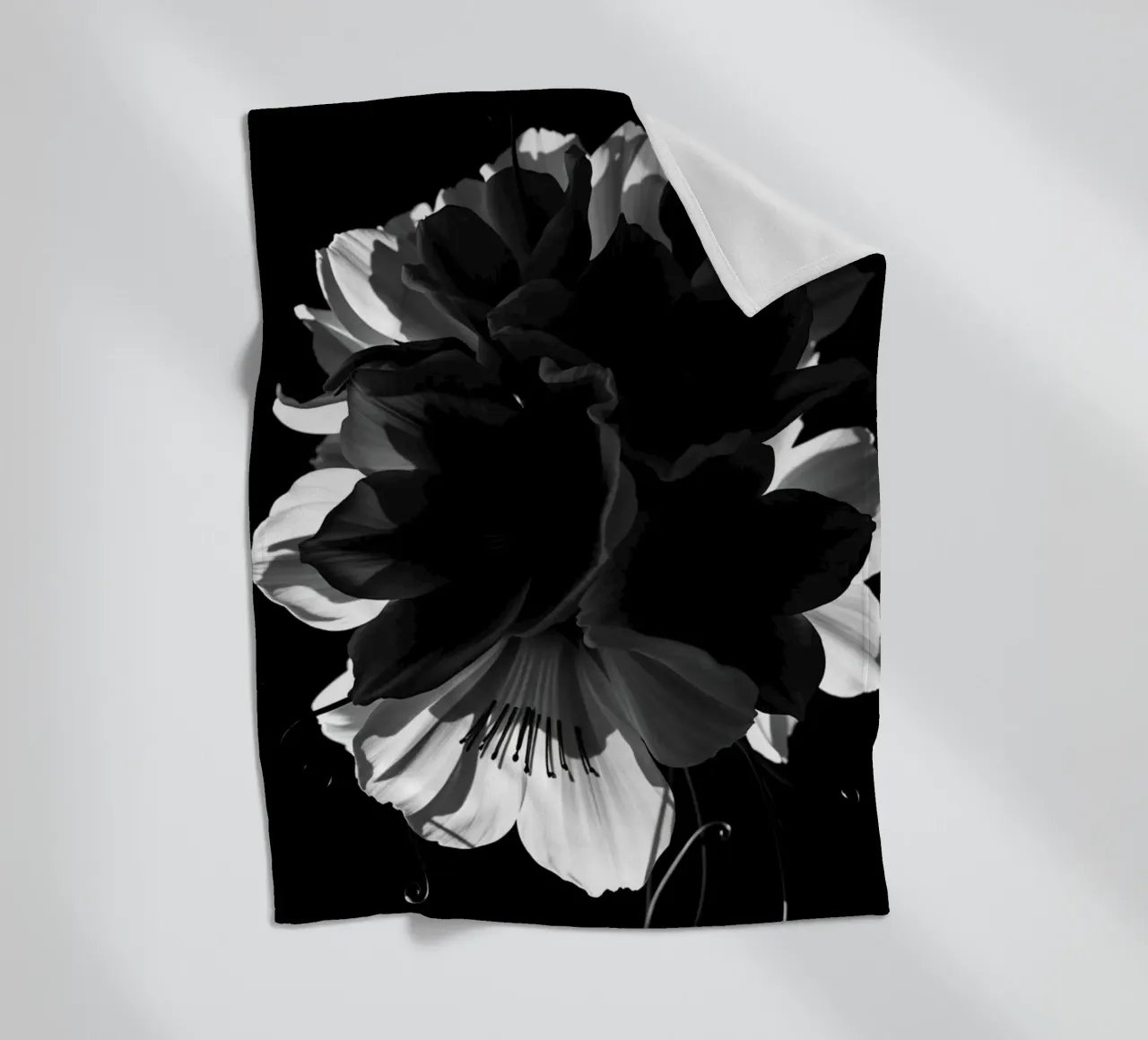 Ondergedompelde bloemblaadjes: Een symfonie van monochrome schaduwen en licht fleecedeken van Artistic-shop