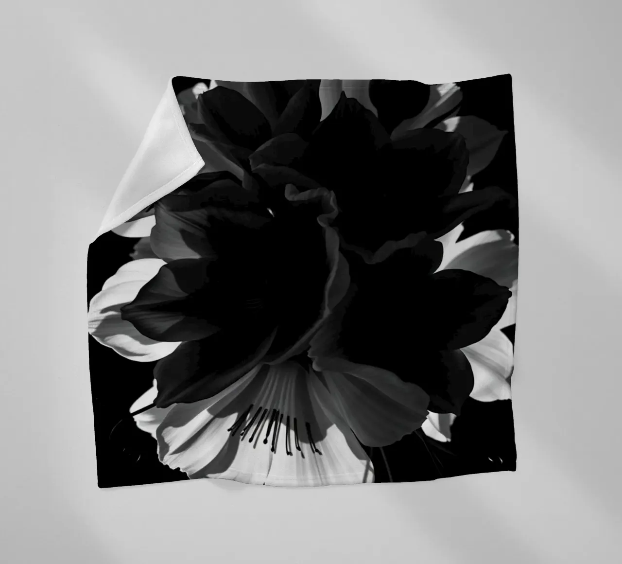 Ondergedompelde bloemblaadjes: Een symfonie van monochrome schaduwen en licht fleecedeken van Artistic-shop